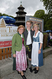 Ex-Mdl  und Wiesnstadtrat Hermann Memmel, Wirtin Antje Schneider, Stadtrat Helmut Schmid (©Foto: Ingrid Grossmann)